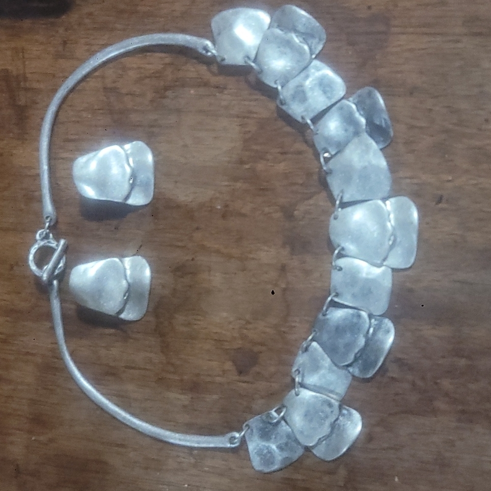 Vintage dull silver tone parure. A necklace and earrings.